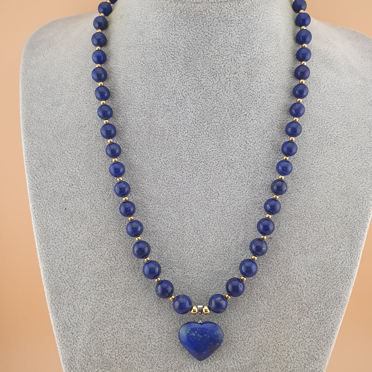 Collier de perles vintage en lapis-lazuli et pendentif cœur