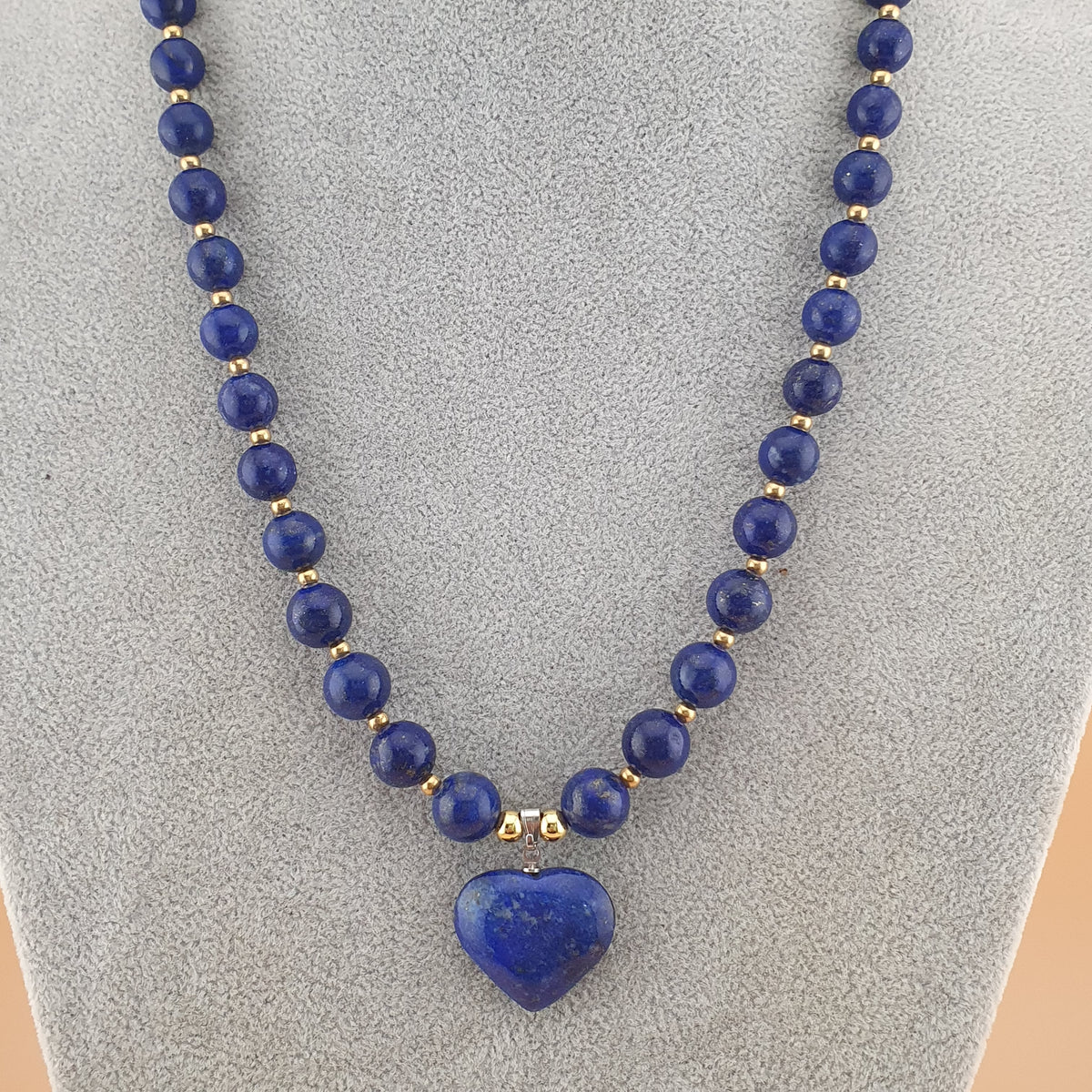 Collier de perles vintage en lapis-lazuli et pendentif cœur