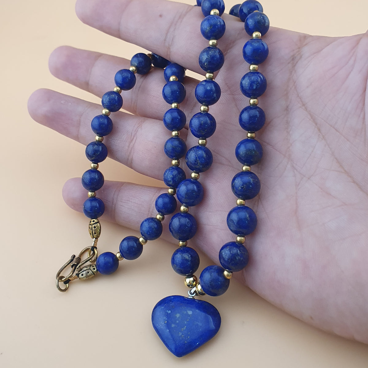 Collier de perles vintage en lapis-lazuli et pendentif cœur