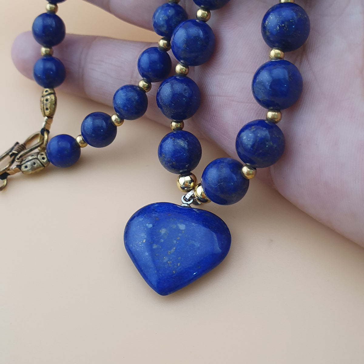 Collier de perles vintage en lapis-lazuli et pendentif cœur
