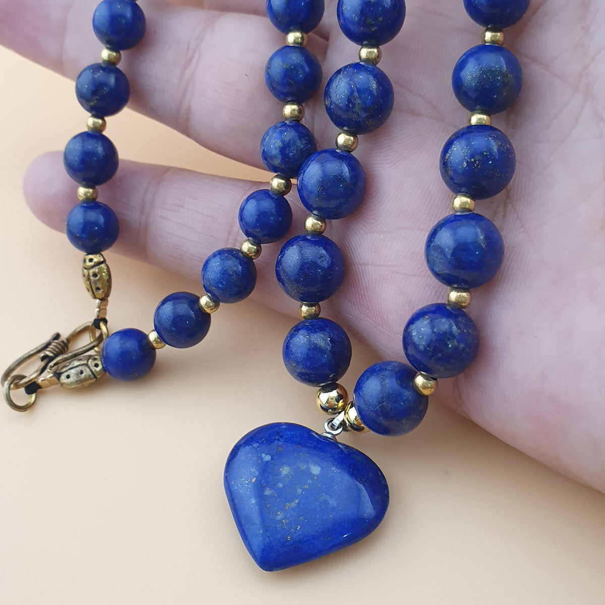 Collier de perles vintage en lapis-lazuli et pendentif cœur