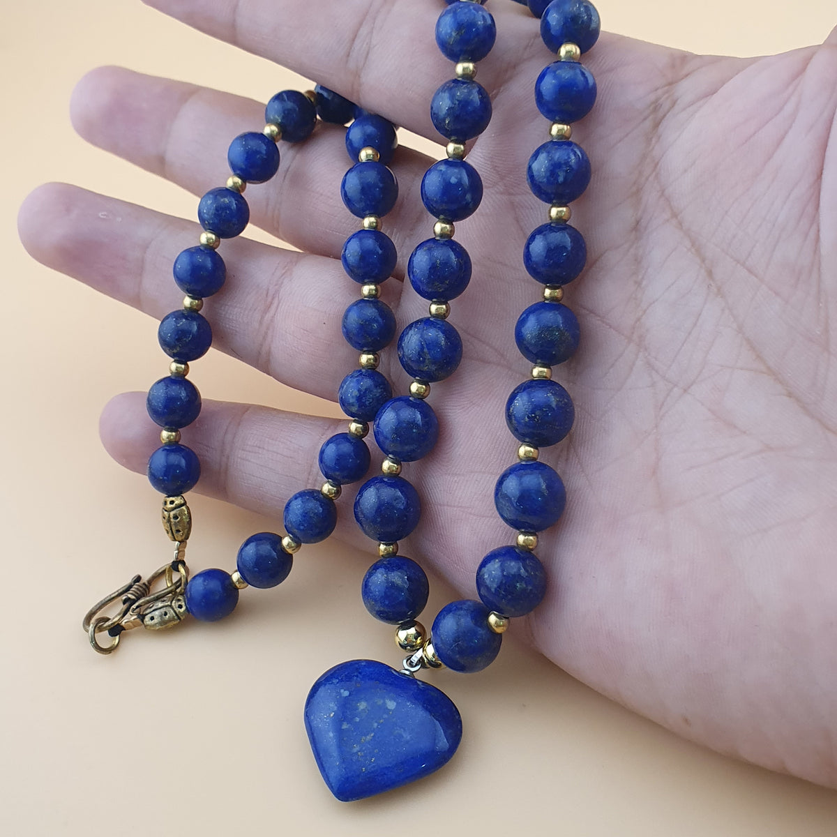 Collier de perles vintage en lapis-lazuli et pendentif cœur