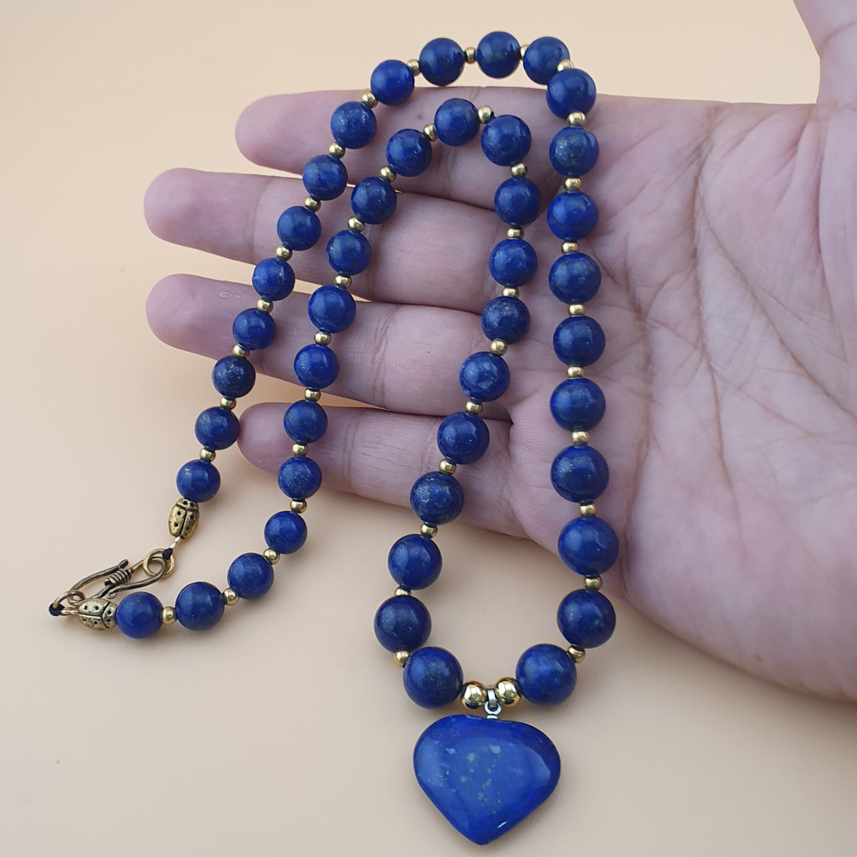 Collier de perles vintage en lapis-lazuli et pendentif cœur
