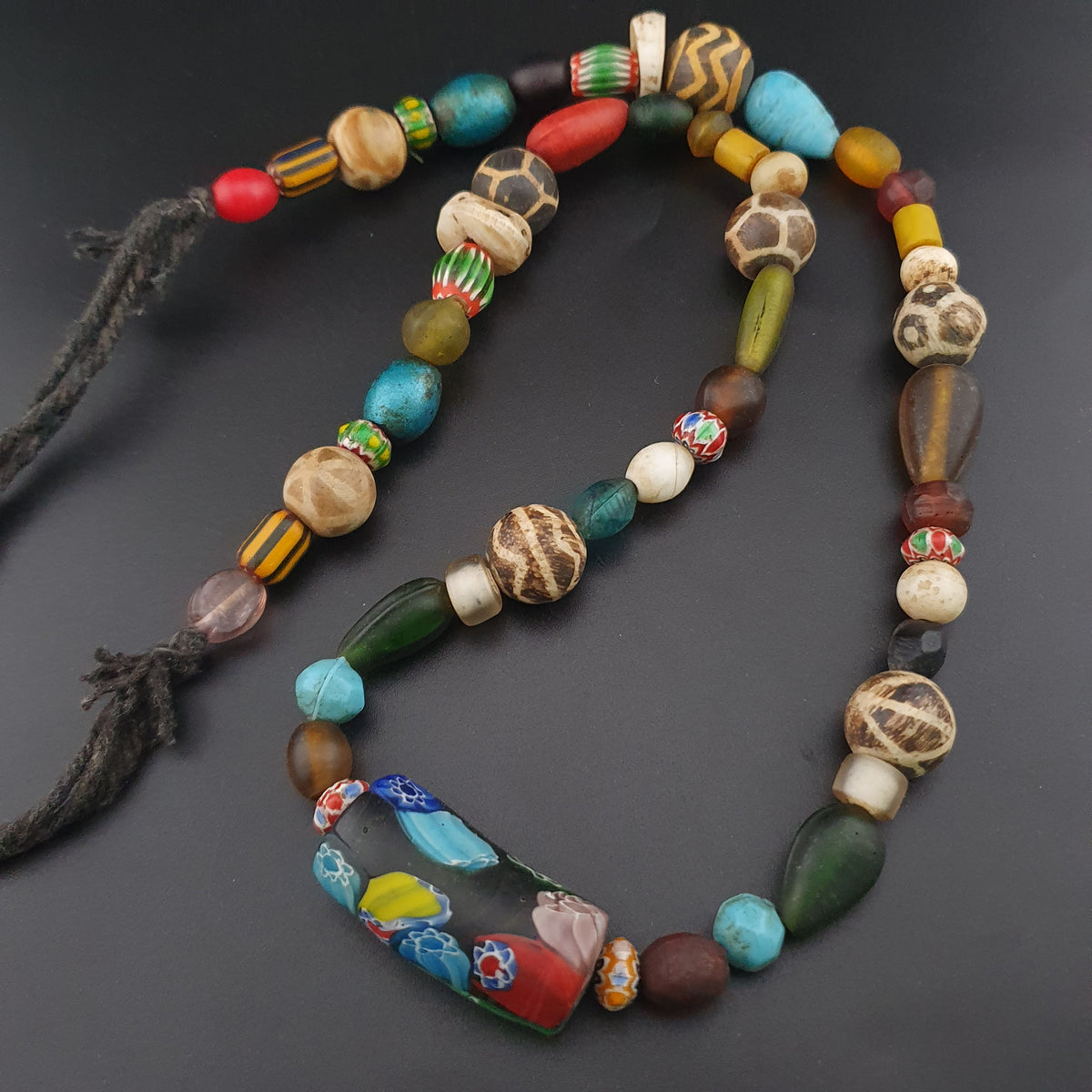 Collier de perles de verre Pumtek Pyu asiatiques et africaines vintage rares