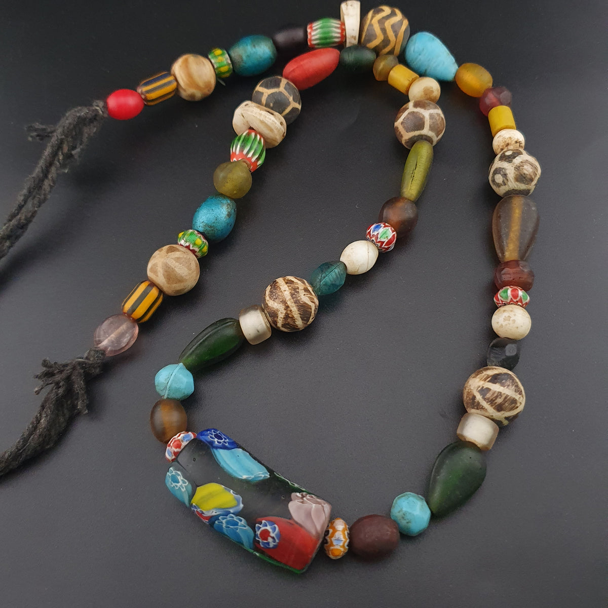 Collier de perles de verre Pumtek Pyu asiatiques et africaines vintage rares