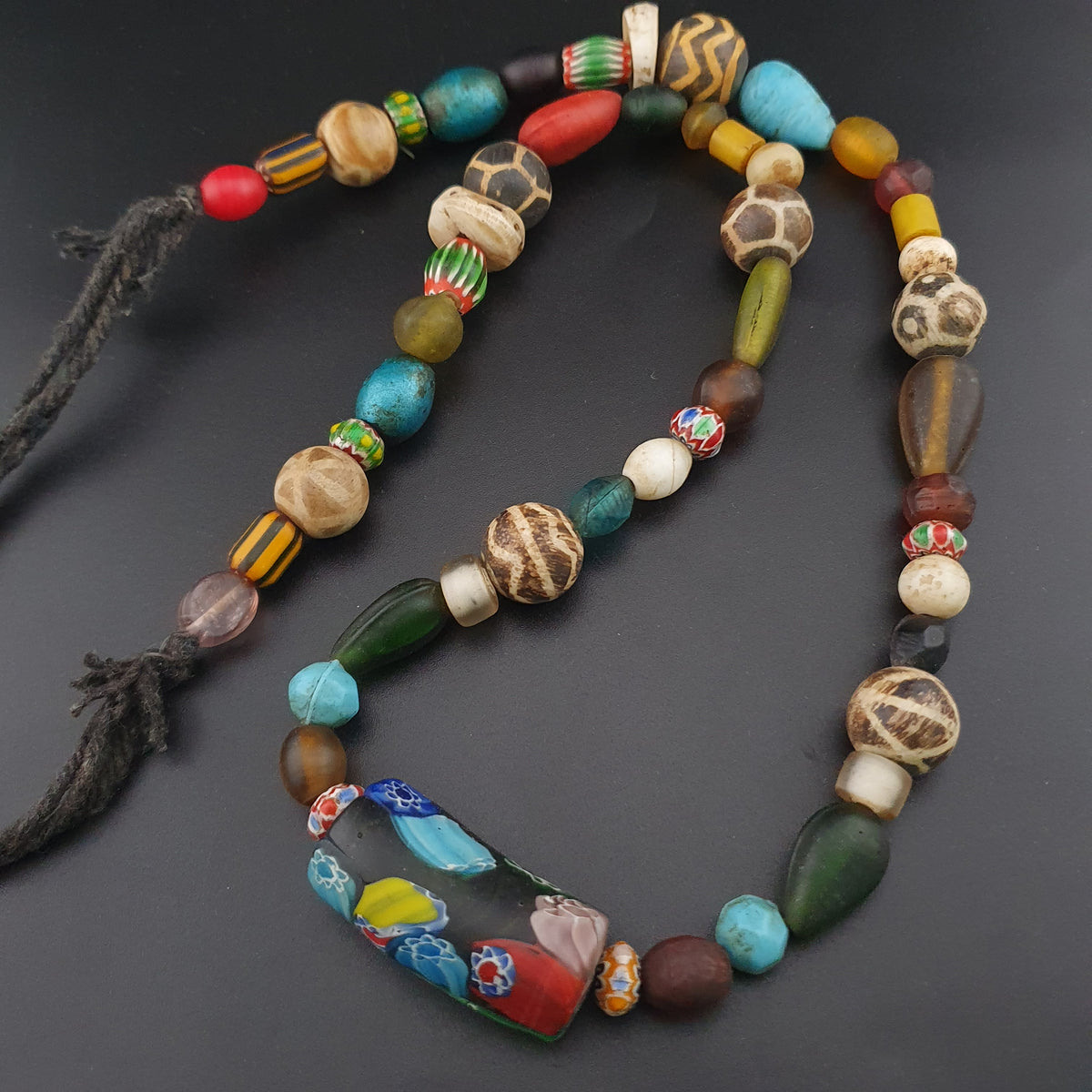 Collier de perles de verre Pumtek Pyu asiatiques et africaines vintage rares