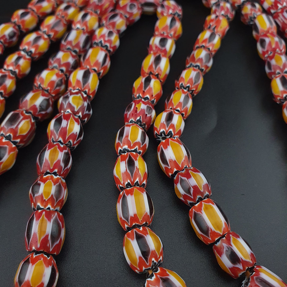 Collier de perles de verre chevrons multicouches jaunes de style vénitien vintage