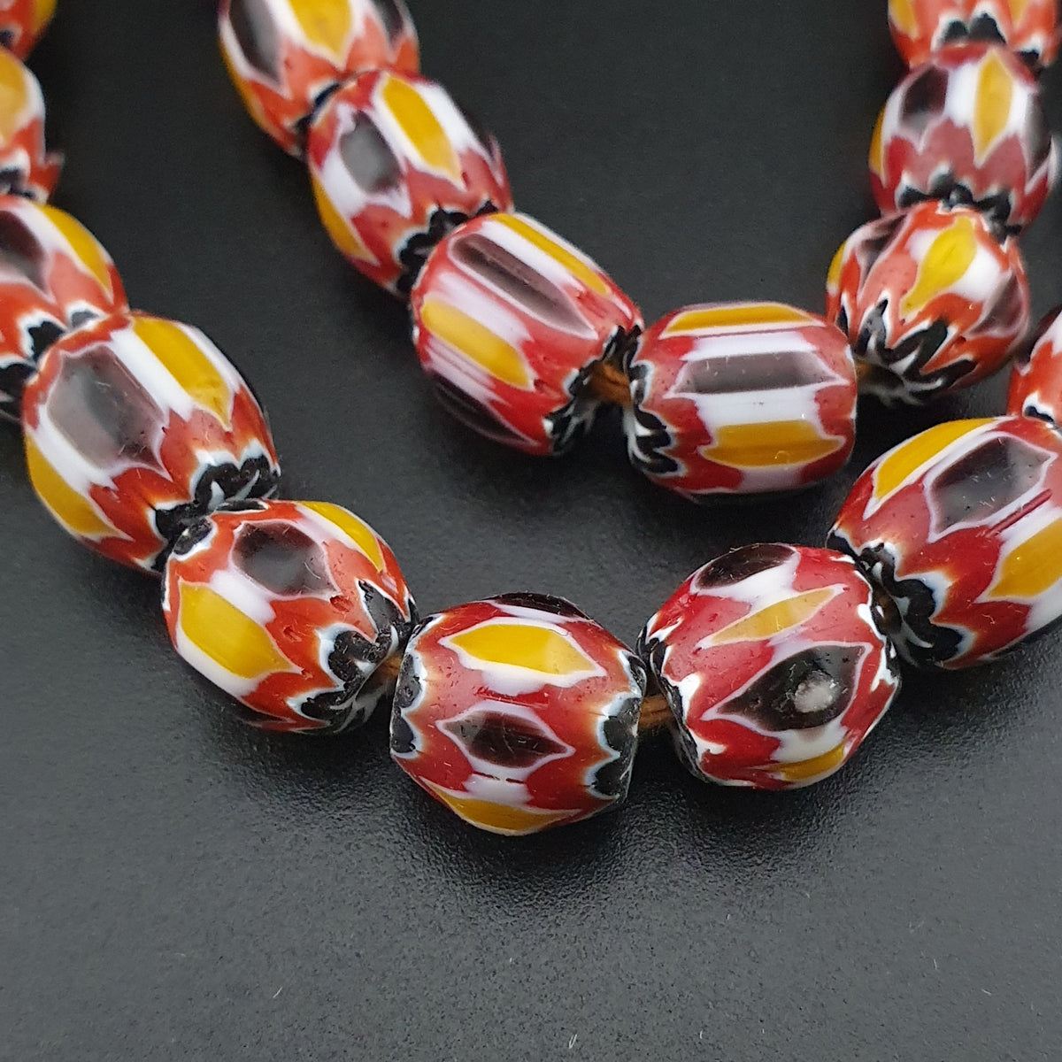Collier de perles de verre chevrons multicouches jaunes de style vénitien vintage