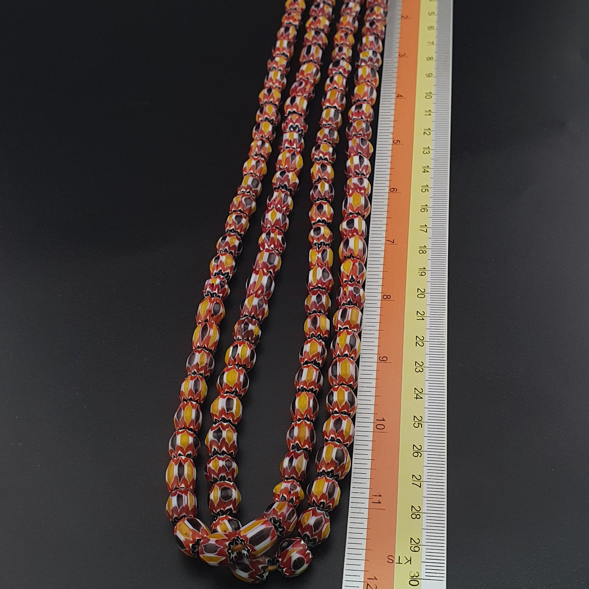 Collier de perles de verre chevrons multicouches jaunes de style vénitien vintage