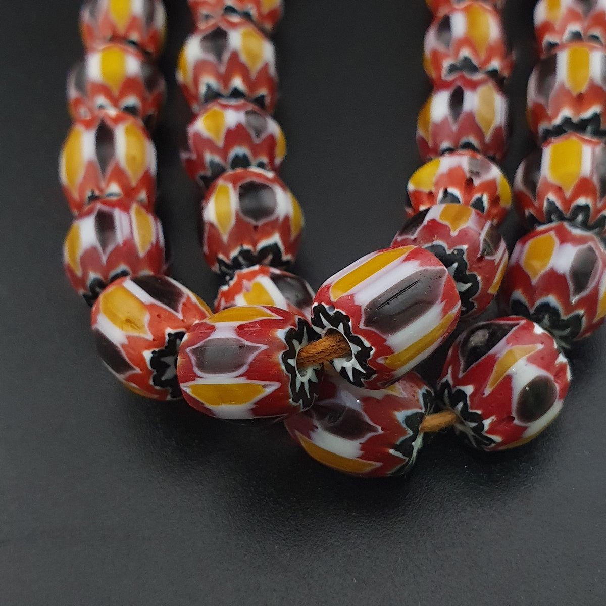 Collier de perles de verre chevrons multicouches jaunes de style vénitien vintage
