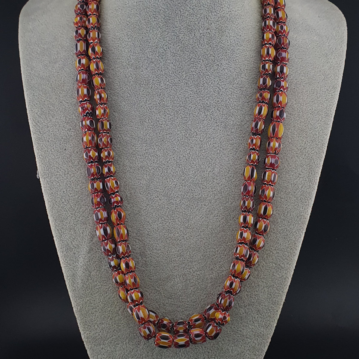 Collier de perles de verre chevrons multicouches jaunes de style vénitien vintage
