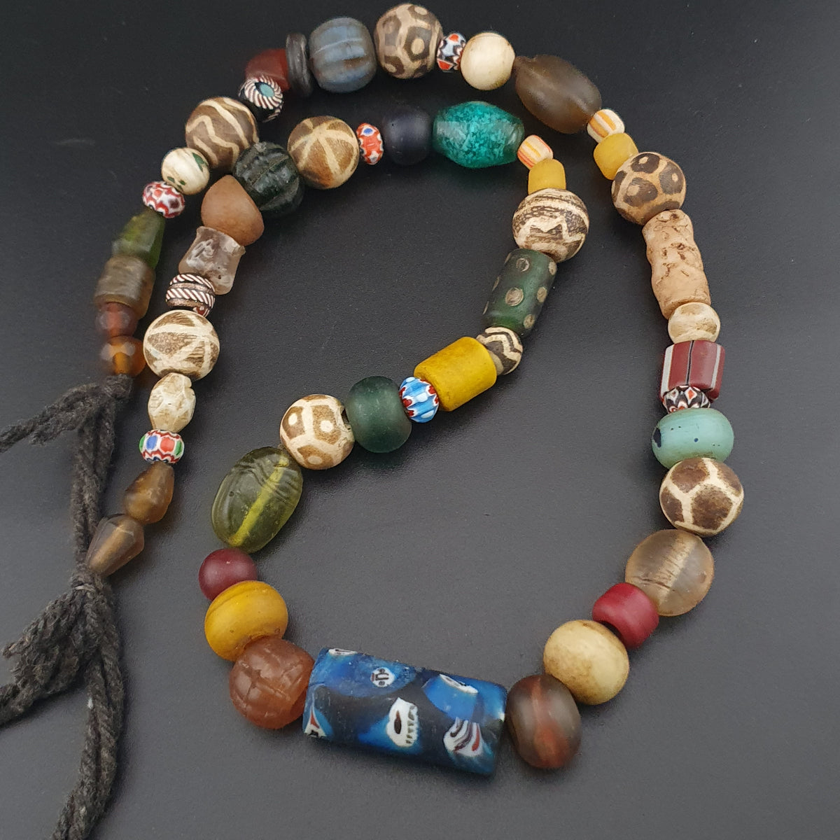 Collier vintage en perles de Pumtek et de verre, mélange africain et asiatique