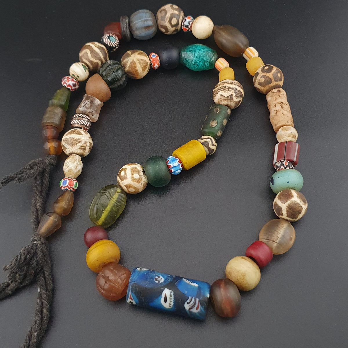 Collier vintage en perles de Pumtek et de verre, mélange africain et asiatique