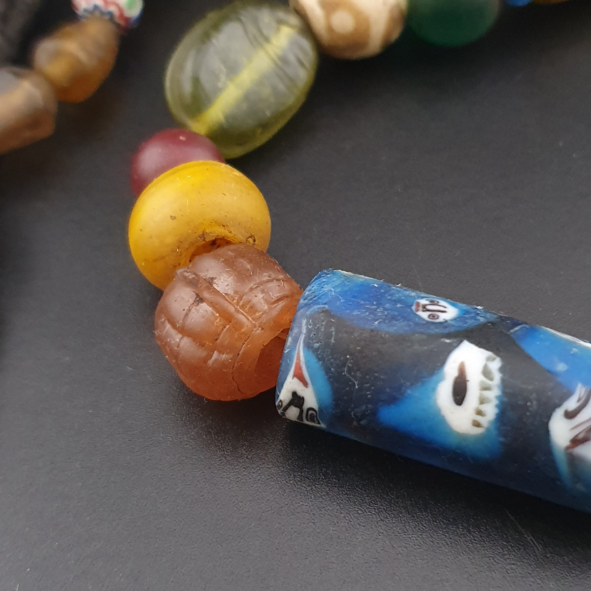 Collier vintage en perles de Pumtek et de verre, mélange africain et asiatique