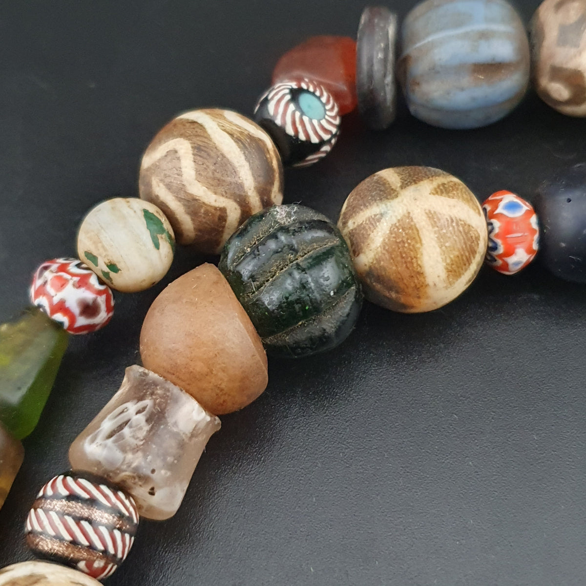 Collier vintage en perles de Pumtek et de verre, mélange africain et asiatique