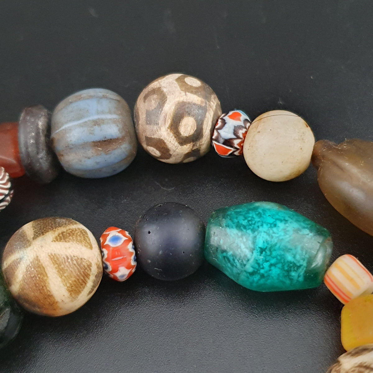 Collier vintage en perles de Pumtek et de verre, mélange africain et asiatique