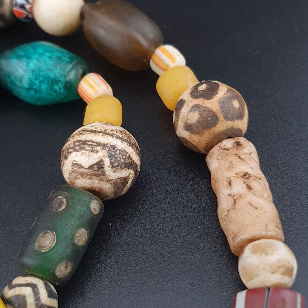 Collier vintage en perles de Pumtek et de verre, mélange africain et asiatique