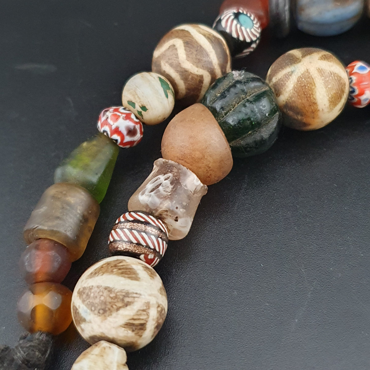 Collier vintage en perles de Pumtek et de verre, mélange africain et asiatique