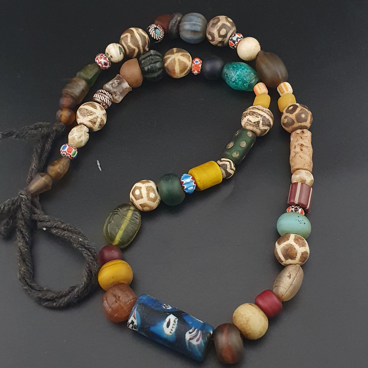 Collier vintage en perles de Pumtek et de verre, mélange africain et asiatique