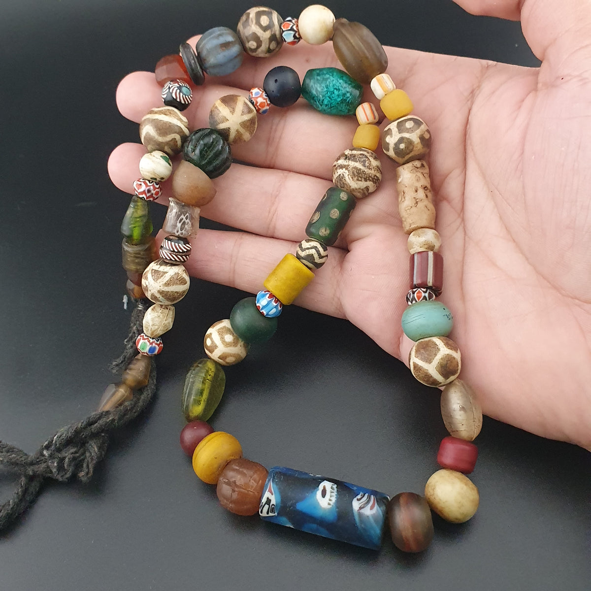 Collier vintage en perles de Pumtek et de verre, mélange africain et asiatique