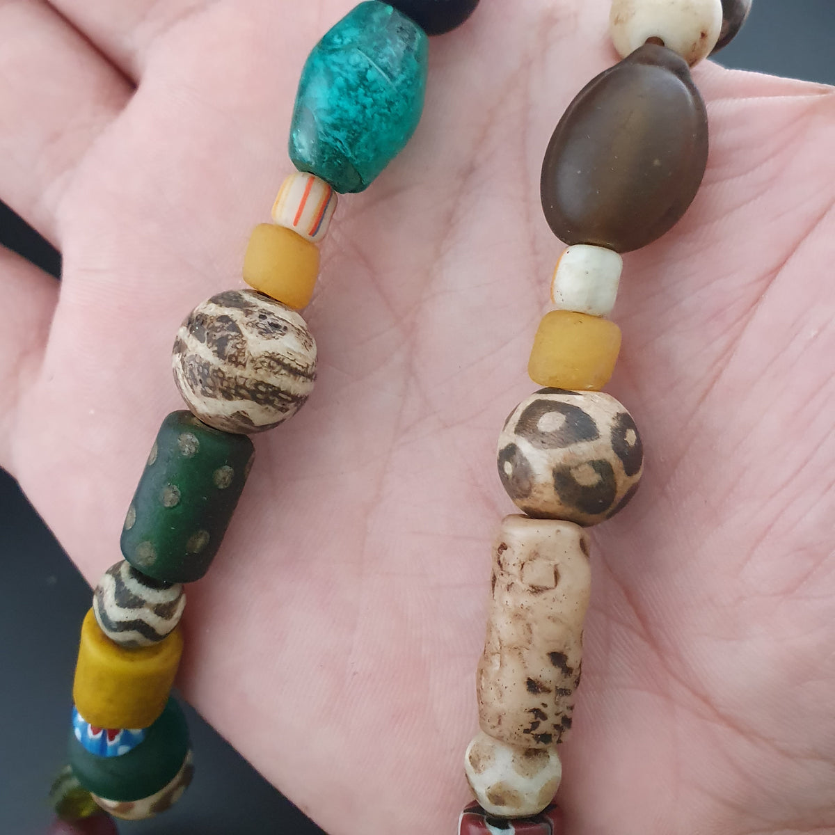 Collier vintage en perles de Pumtek et de verre, mélange africain et asiatique