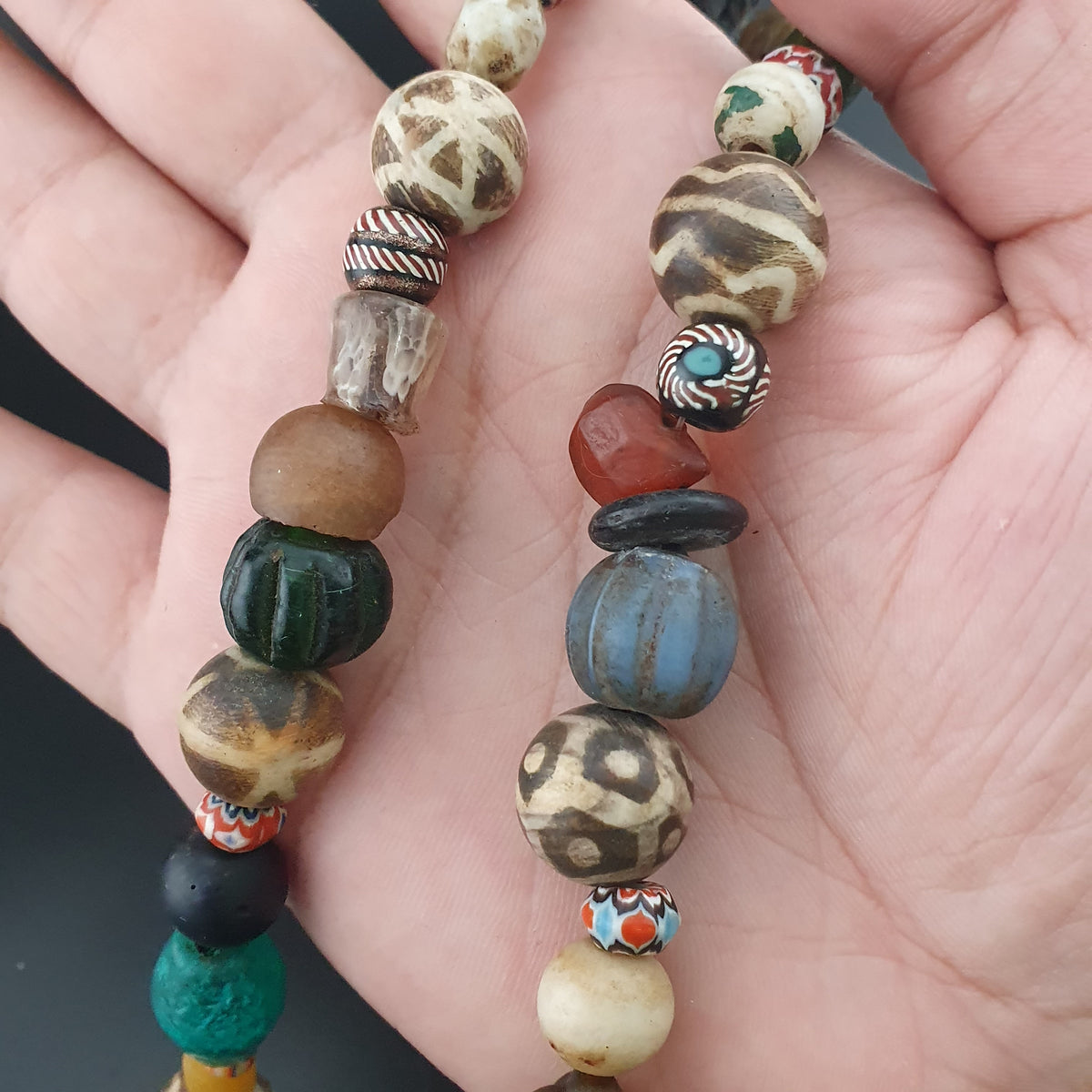 Collier vintage en perles de Pumtek et de verre, mélange africain et asiatique