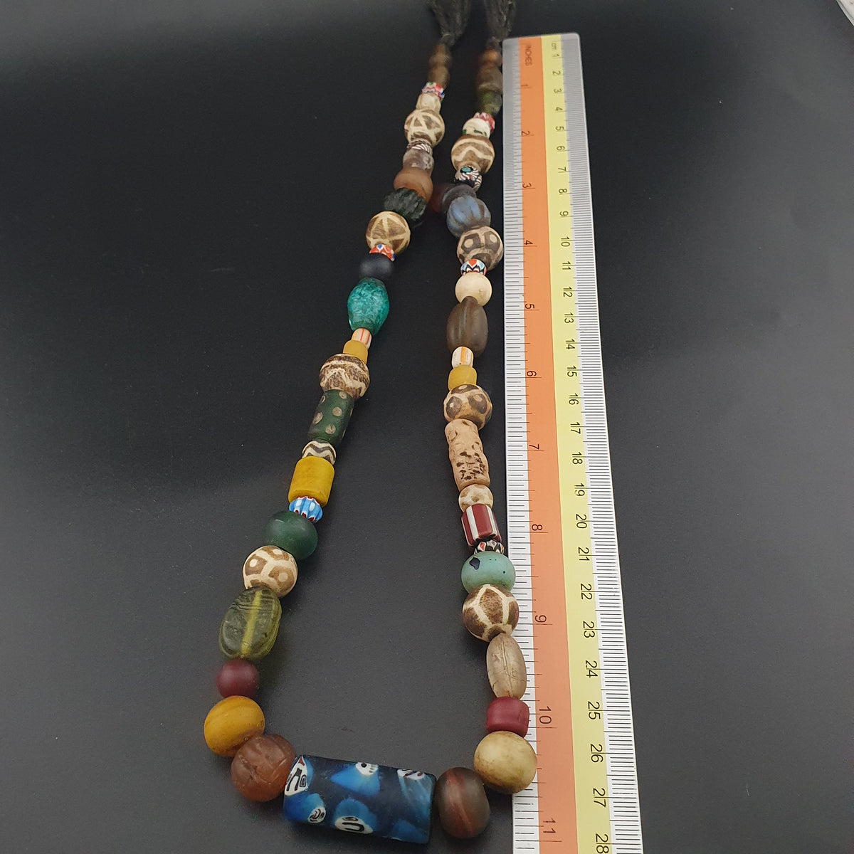 Collier vintage en perles de Pumtek et de verre, mélange africain et asiatique