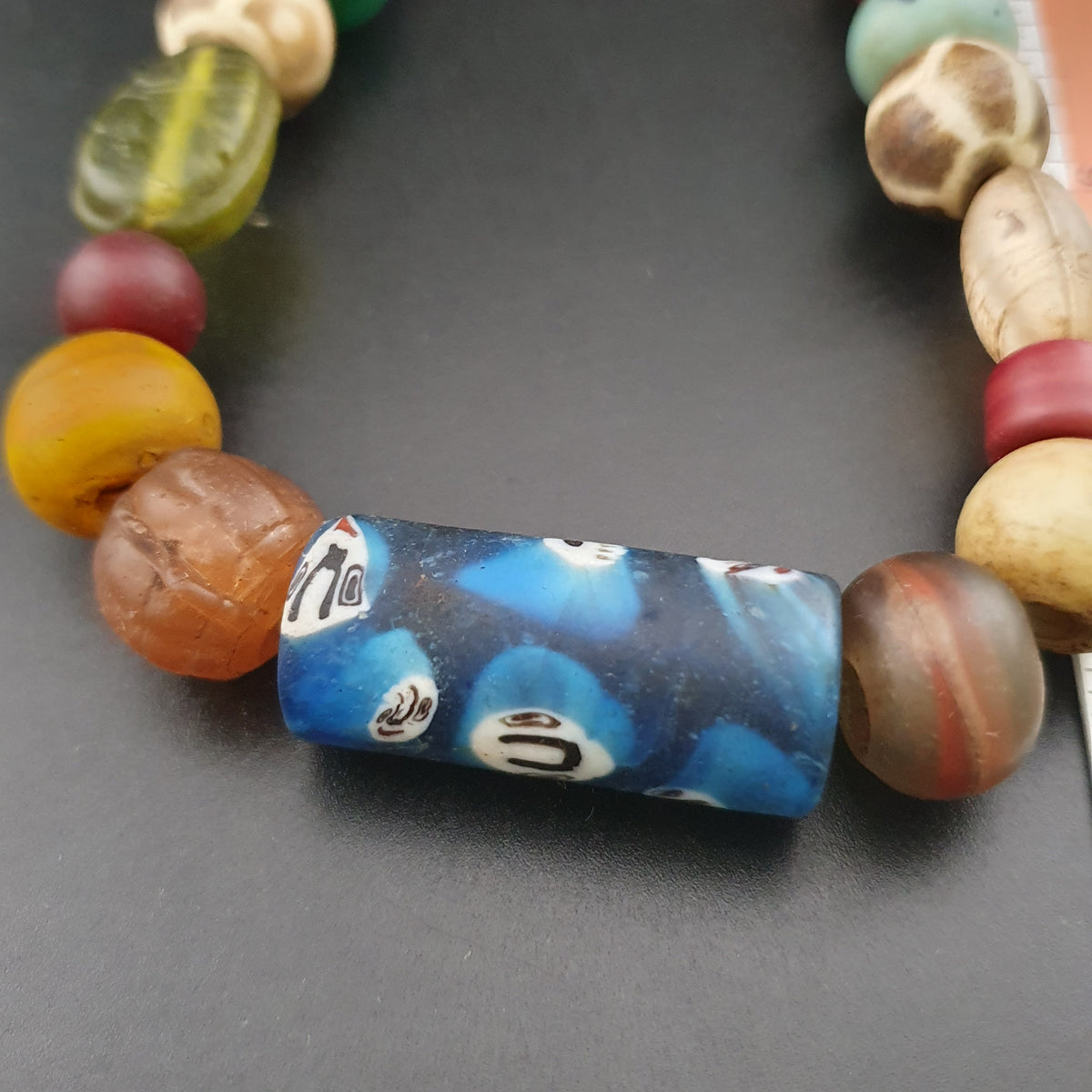 Collier vintage en perles de Pumtek et de verre, mélange africain et asiatique