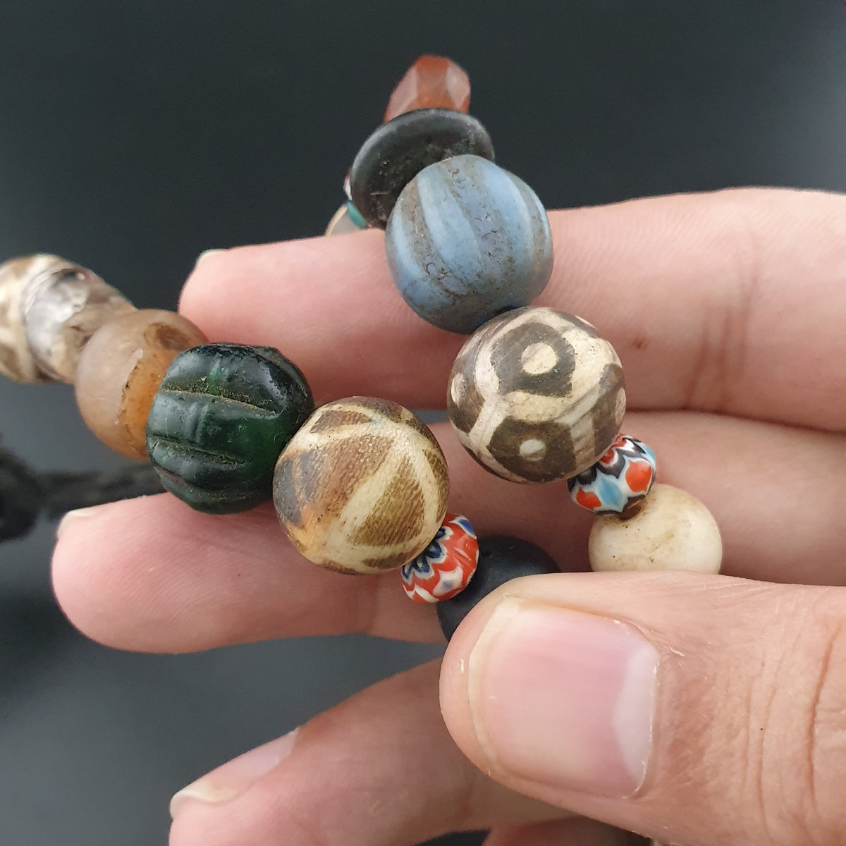 Collier vintage en perles de Pumtek et de verre, mélange africain et asiatique