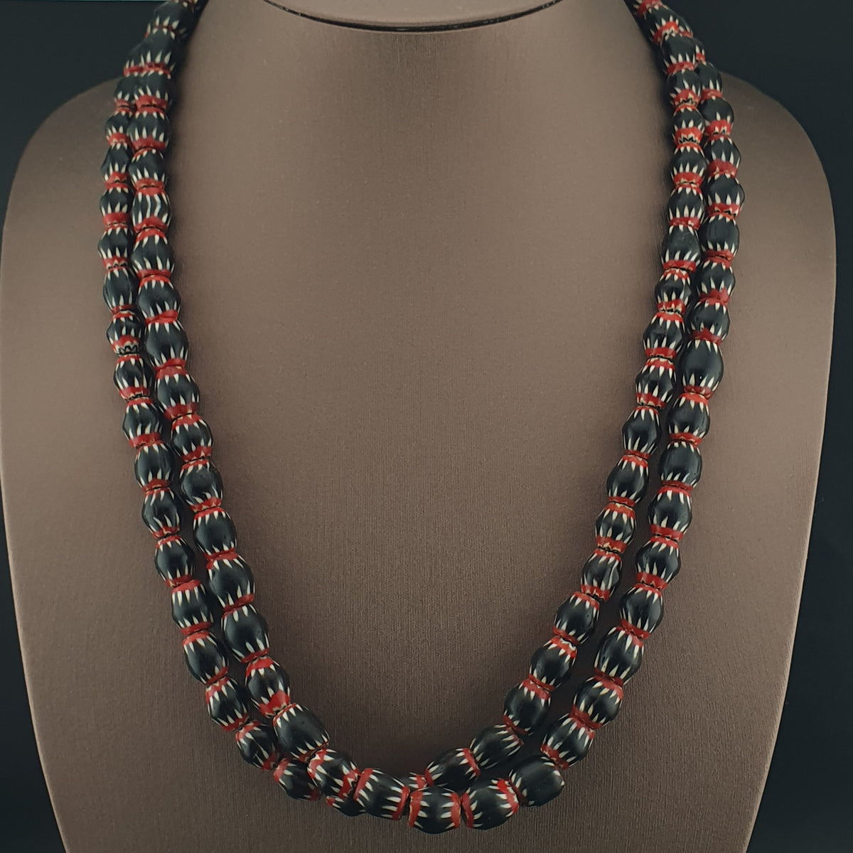 Collier de perles de verre noires chevron de style vénitien antique