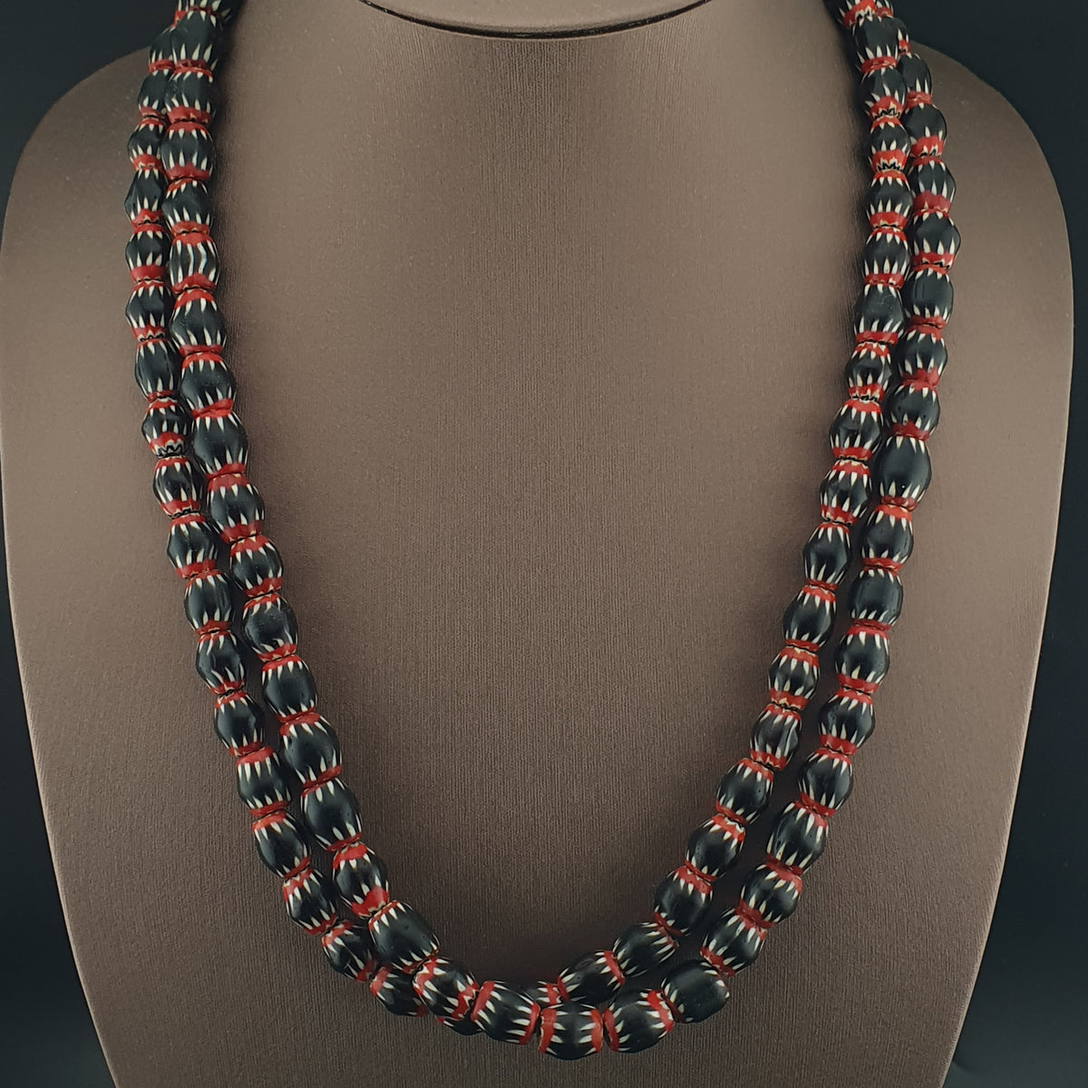 Collier de perles de verre noires chevron de style vénitien antique