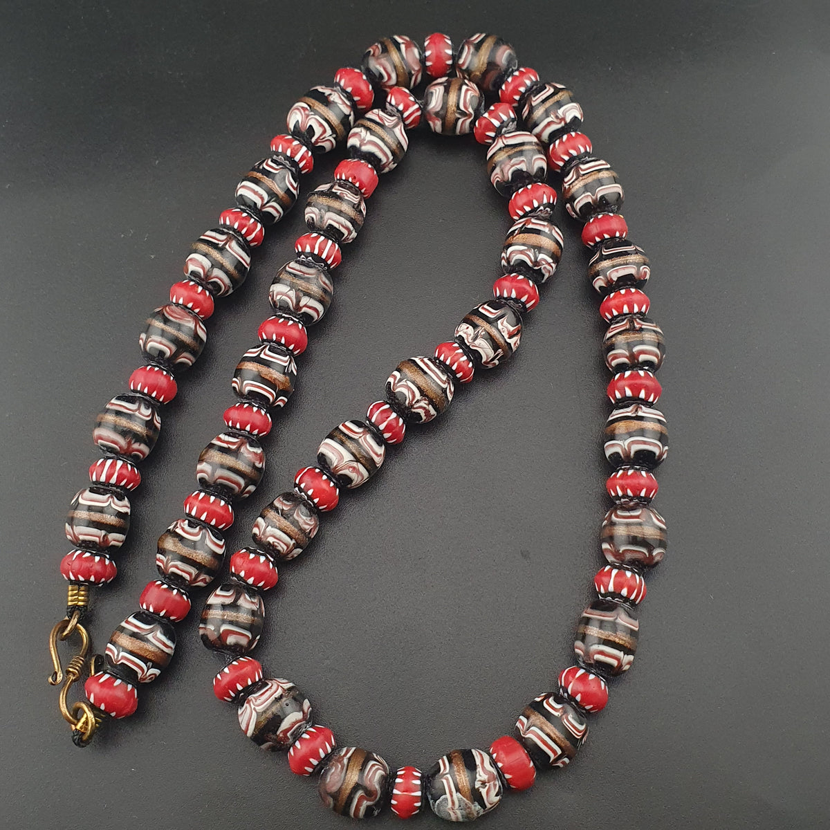 Collier ancien en perles de verre Murano aventurine et chevron