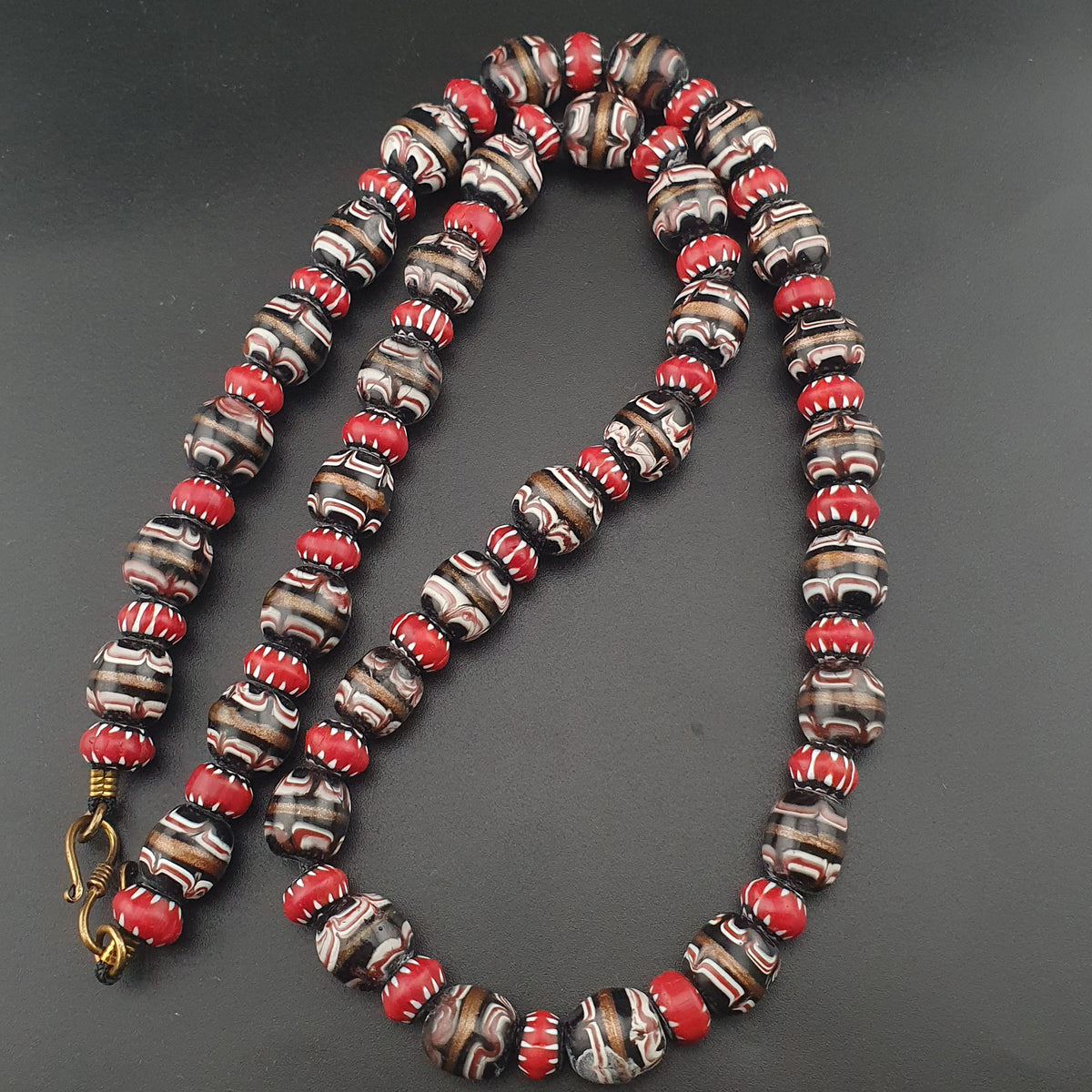 Collier ancien en perles de verre Murano aventurine et chevron