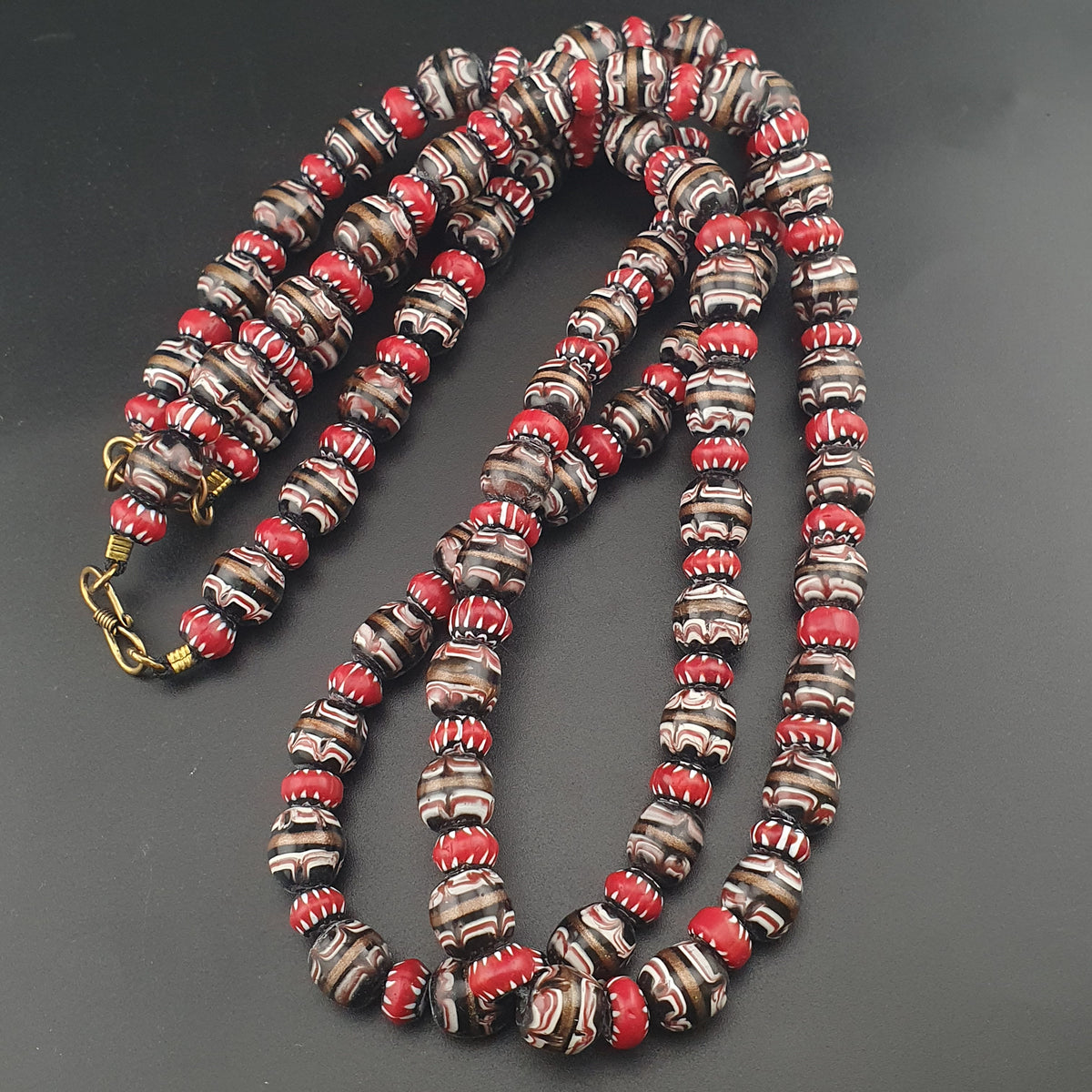 Collier ancien en perles de verre Murano aventurine et chevron