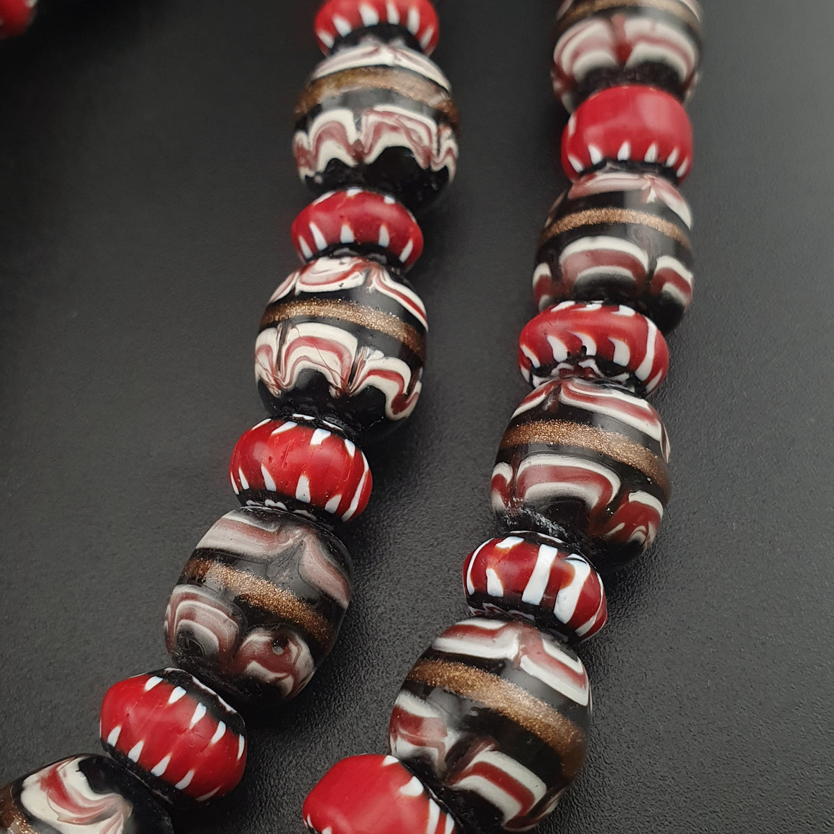 Collier ancien en perles de verre Murano aventurine et chevron