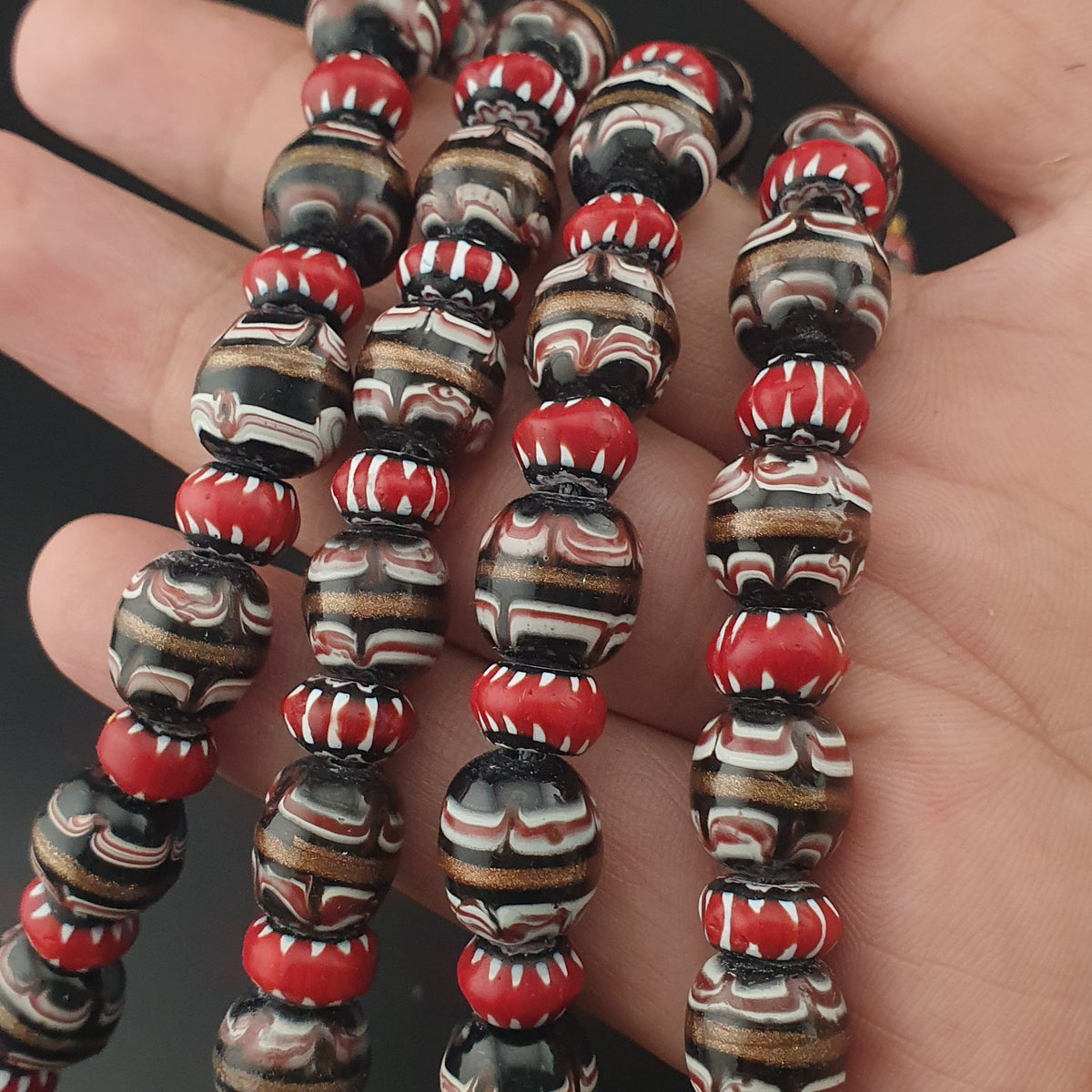 Collier ancien en perles de verre Murano aventurine et chevron