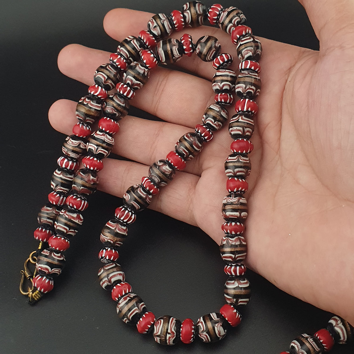 Collier ancien en perles de verre Murano aventurine et chevron