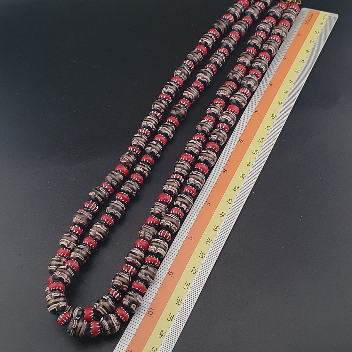 Collier ancien en perles de verre Murano aventurine et chevron