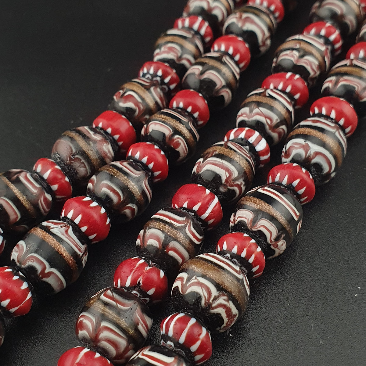 Collier ancien en perles de verre Murano aventurine et chevron