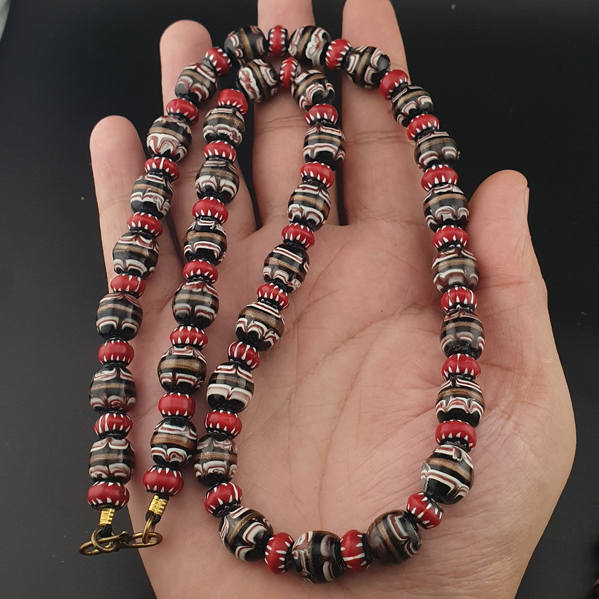 Collier ancien en perles de verre Murano aventurine et chevron