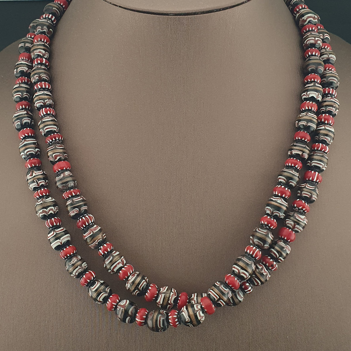 Collier ancien en perles de verre Murano aventurine et chevron