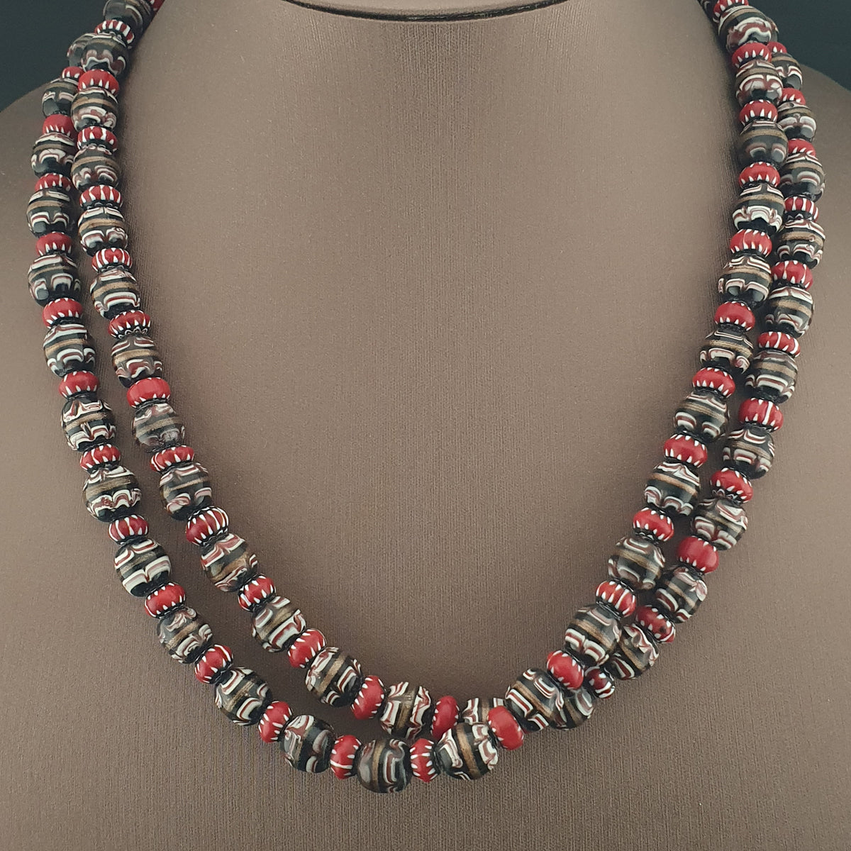 Collier ancien en perles de verre Murano aventurine et chevron