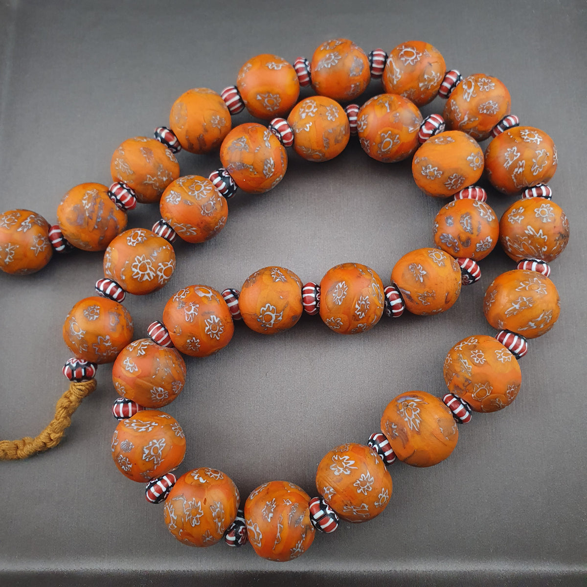 Collier en perles de verre millefiori et chevron orange de style vénitien antique