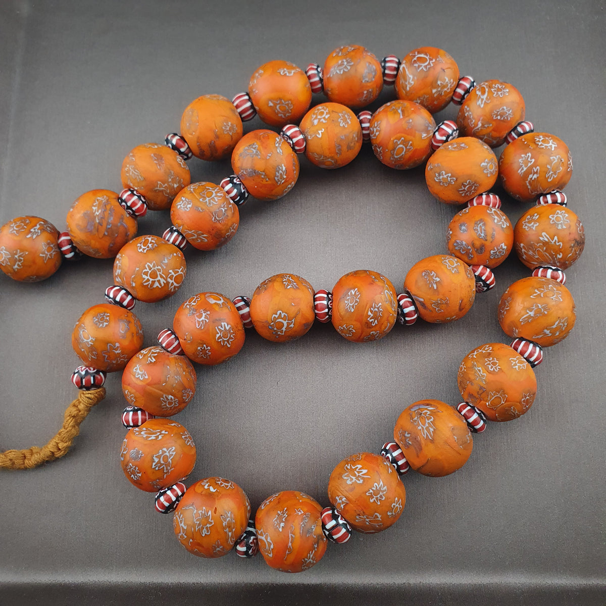 Collier en perles de verre millefiori et chevron orange de style vénitien antique
