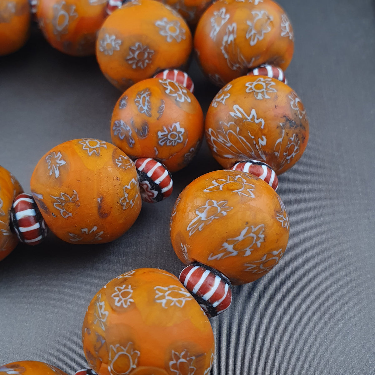 Collier en perles de verre millefiori et chevron orange de style vénitien antique