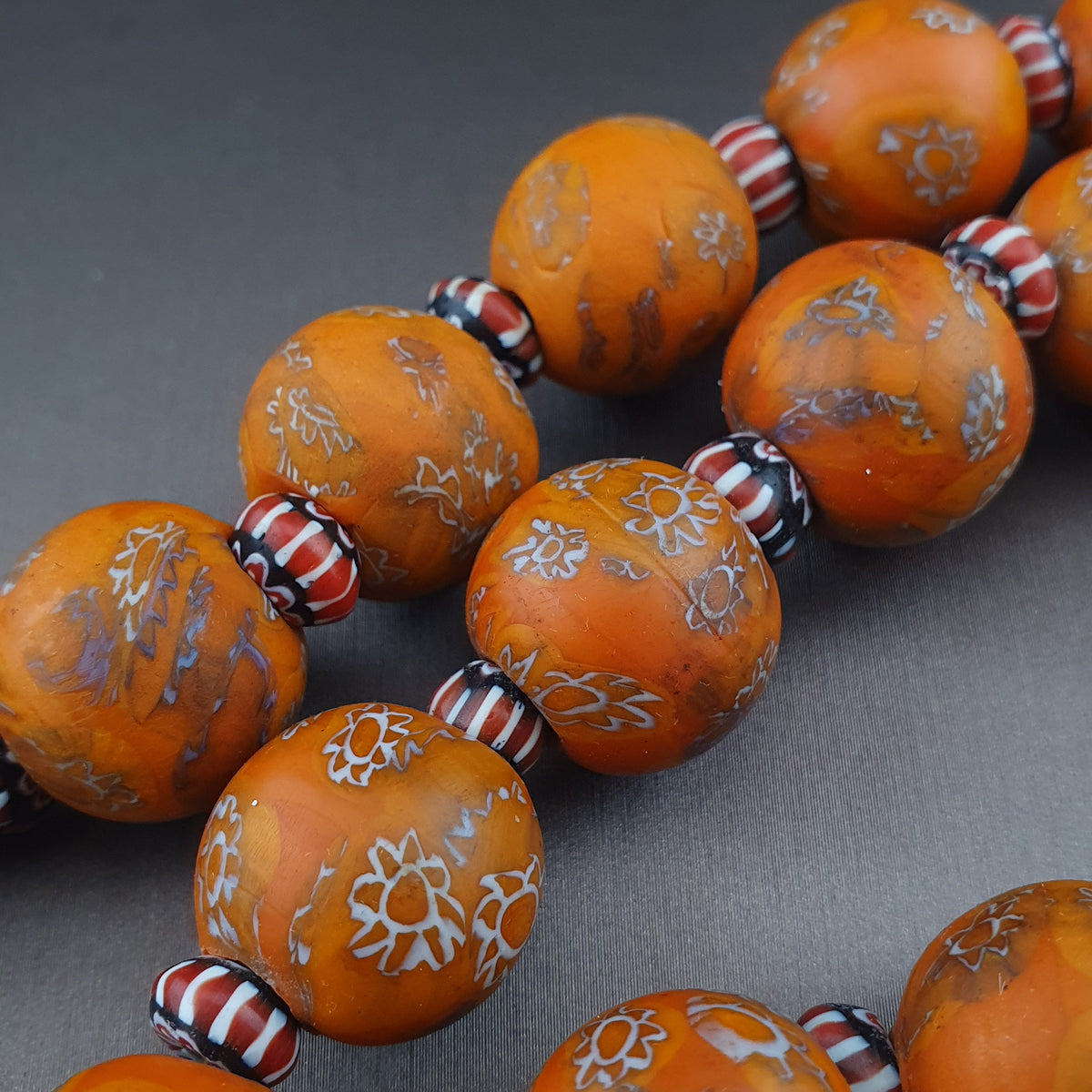 Collier en perles de verre millefiori et chevron orange de style vénitien antique