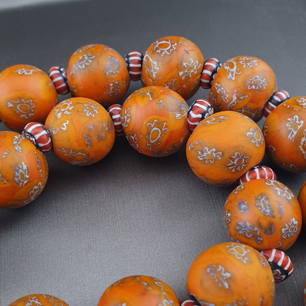 Collier en perles de verre millefiori et chevron orange de style vénitien antique