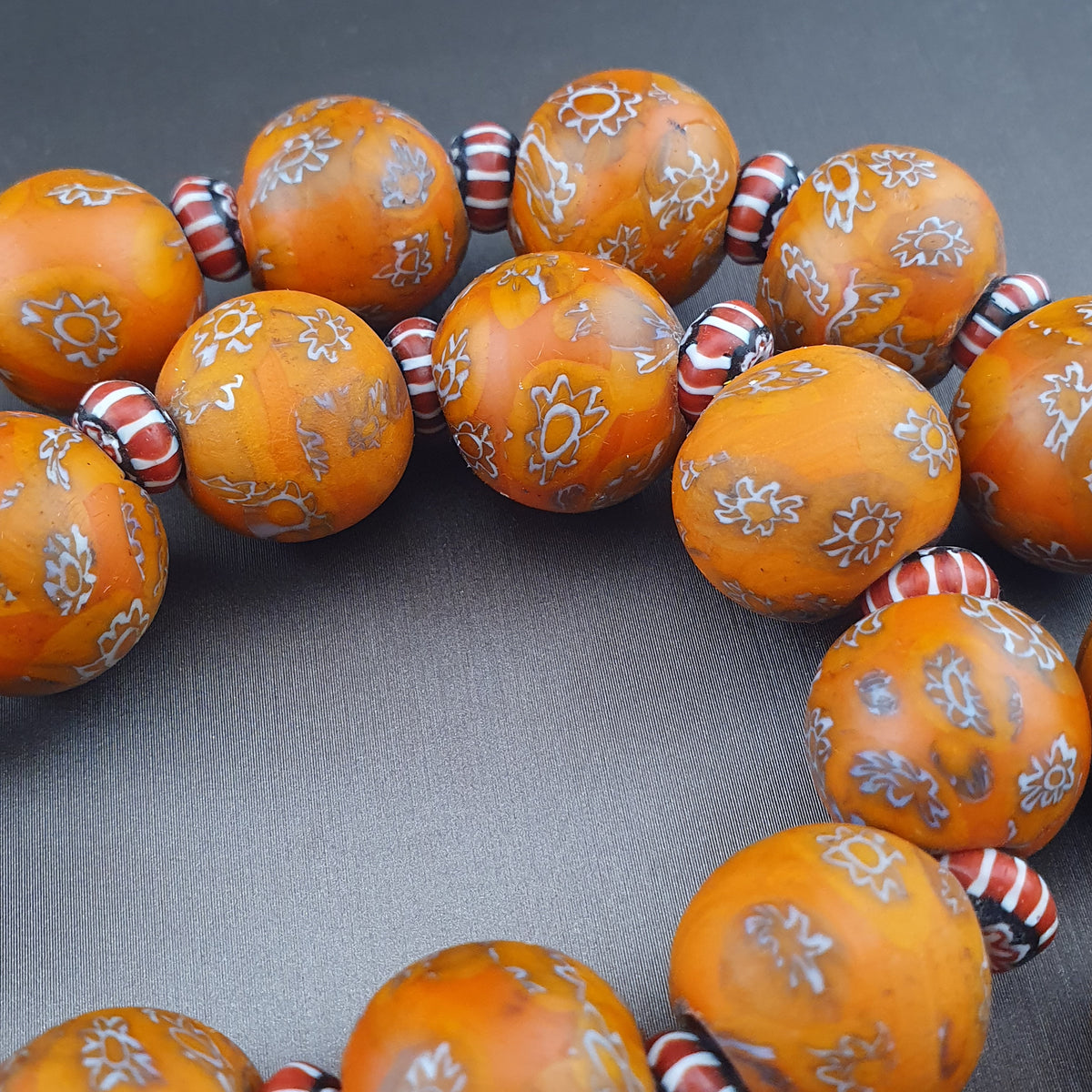Collier en perles de verre millefiori et chevron orange de style vénitien antique