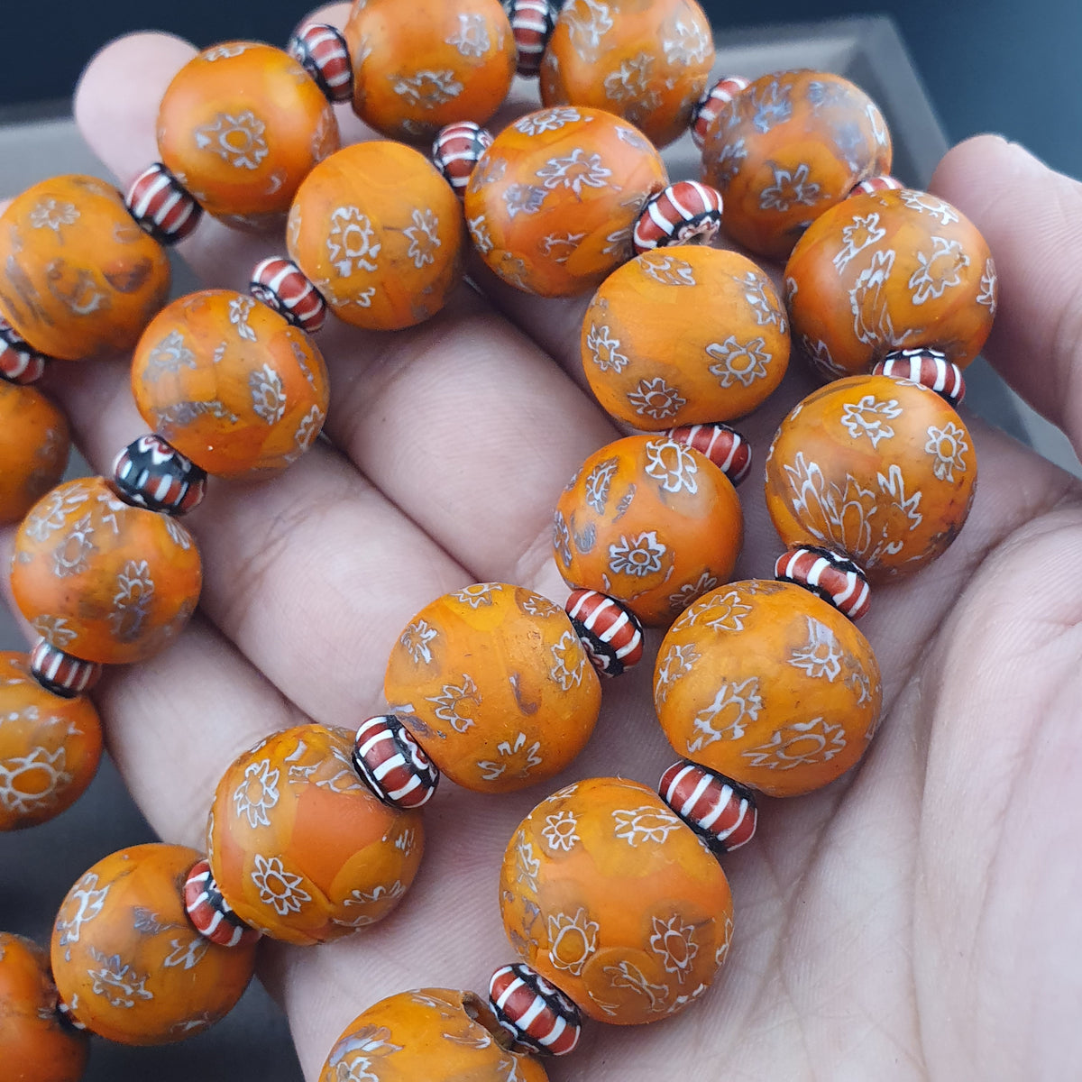 Collier en perles de verre millefiori et chevron orange de style vénitien antique