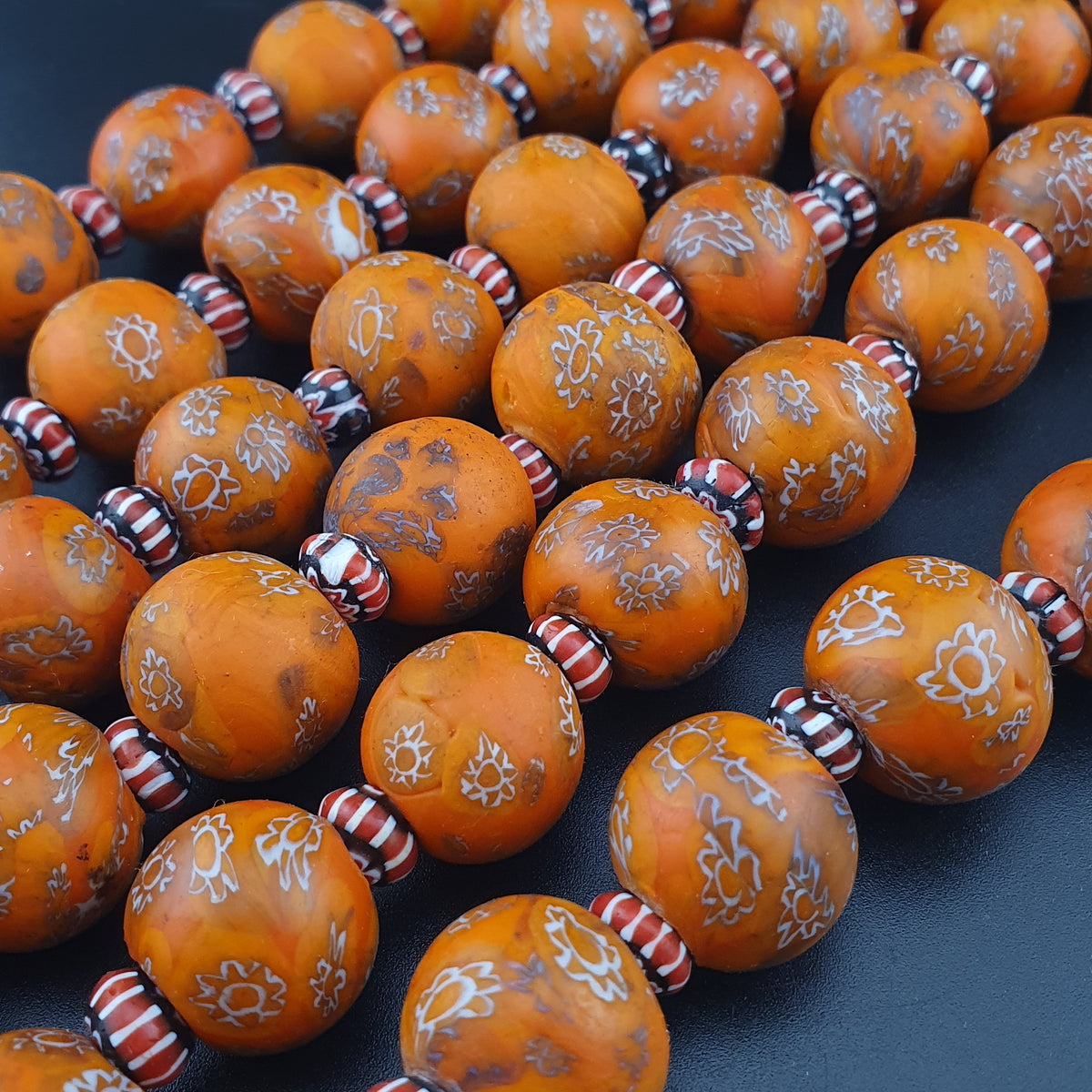 Collier en perles de verre millefiori et chevron orange de style vénitien antique